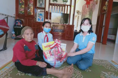 LIÊN ĐỘI TỔ CHỨC CHO THIẾU NHI ĐẾN ĐỊA CHỈ ĐỎ