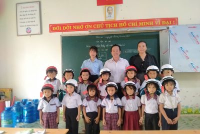 CHƯƠNG TRÌNH THƯ VIỆN LƯU ĐỘNG VÀO PHÂN HIỆU BUÔN XÊ ĐĂNG VÀ TRAO TẶNG MŨ BẢO HIỂM CỦA HẢNG HONDA CHO HỌC SINH LỚP 1 TẠI PHÂN HIỆU